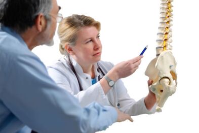 Il medico consiglia al paziente i segni di osteocondrosi della colonna vertebrale toracica
