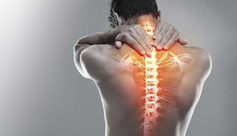 Forte dolore al centro della schiena - un segno di danno alla colonna vertebrale