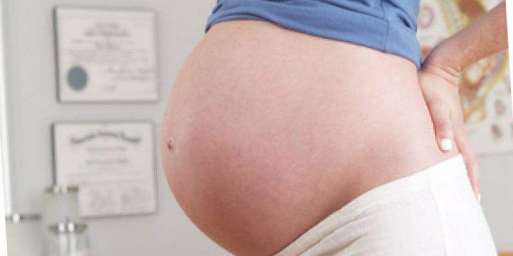 Durante la gravidanza, le donne spesso avvertono mal di schiena nella regione lombare. 