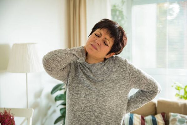 Una donna soffre di osteocondrosi della colonna cervicale