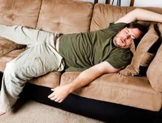 La permanenza prolungata in una posizione scomoda è un fattore di rischio per lo sviluppo dell'osteocondrosi lombare