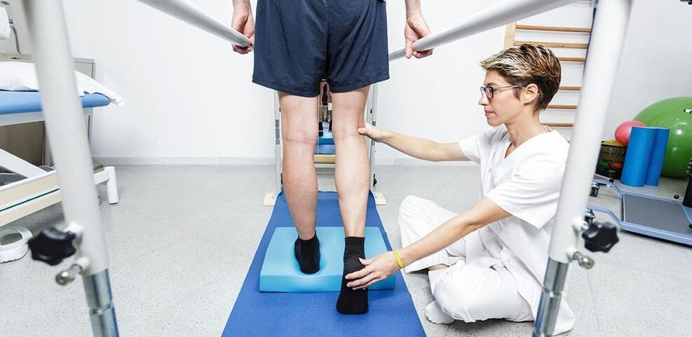Fisioterapista che insegna ai pazienti di artrosi del ginocchio